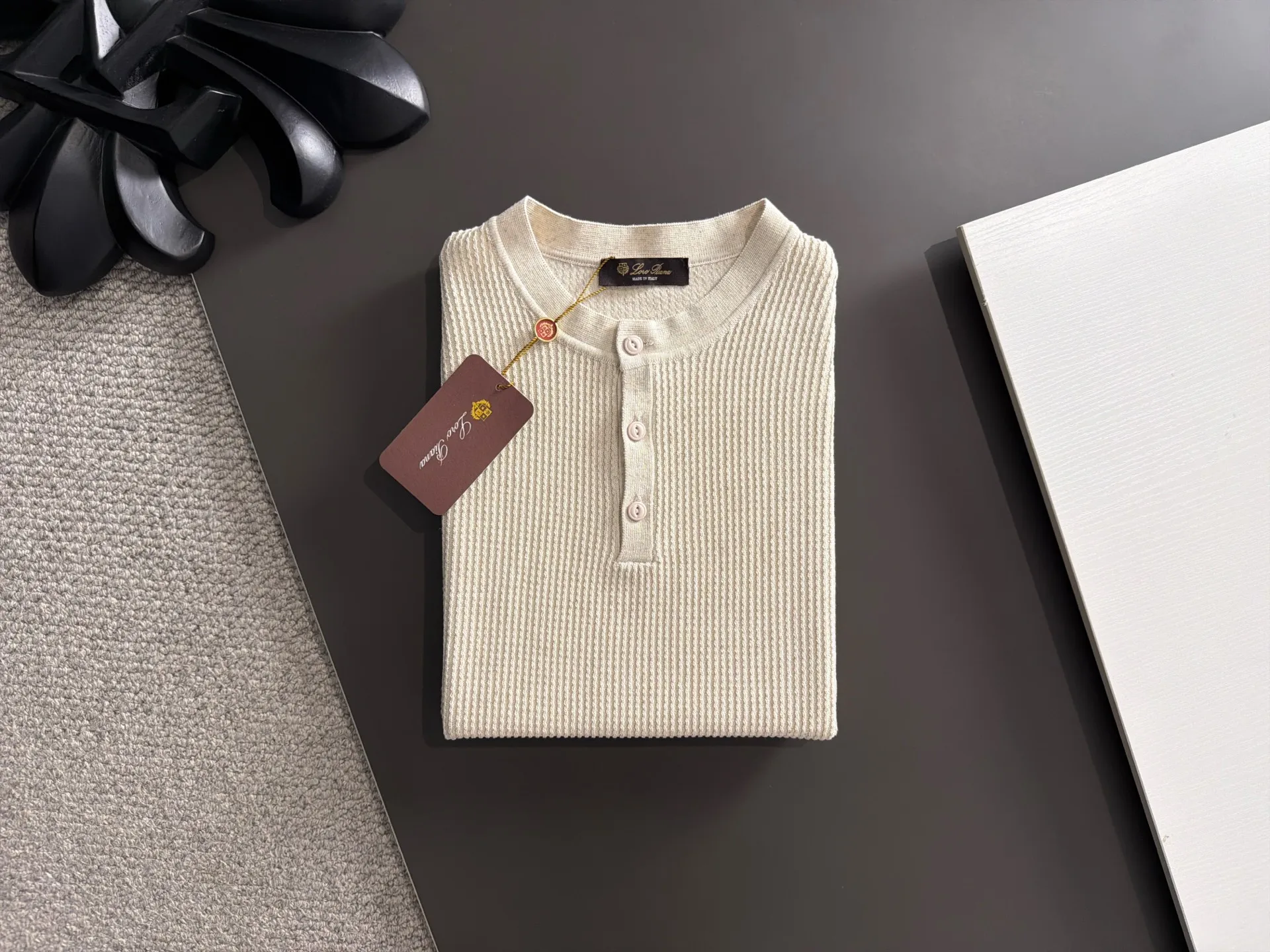 Next day shipment LP high quality Loro Piana 26ss New Arrival men's short-sleeved T-shirt Made of combed cotton yarn knitted cotton fabric, no pressure when entering and exiting the counter Exclusive control of raw materials It feels substantial when weighed, and the upper body is more textured than ordinary T-shirts. This texture can cope with the weather easily and is suitable for both hot and cold! Loose fit design, looks noble. The only correct version is available Size: M to XXXL